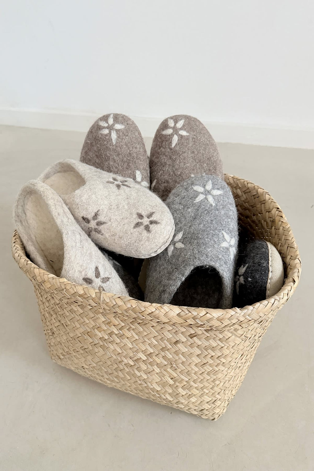 WARM FEET SLIPPERS